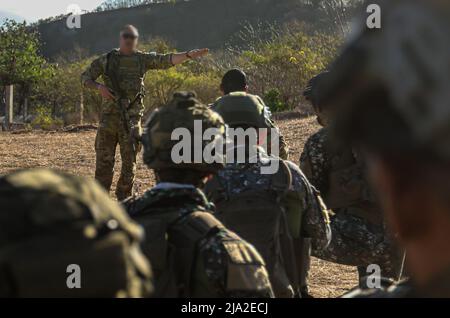 MANILLE, Philippines- Un Béret vert avec le Groupe des forces spéciales de 1st (aéroporté) forme les soldats américains et les Marines Philippines sur les procédures appropriées de chargement et de déchargement des aéronefs le 3 avril 2022. Les États-Unis et les Philippines partagent une longue tradition de collaboration vers des valeurs communes, et notre alliance est renforcée par des échanges culturels et de solides liens entre les personnes. (É.-U. Photo de l'armée par Sgt. 1st classe Ryan Hohman) Banque D'Images