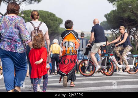 Rome, Italie. 26th mai 2022. LES fans roms célèbrent LA victoire de la Ligue des conférences des Roms près du Cirque Maximus à Rome (Credit image: © Matteo Nardone/Pacific Press via ZUMA Press Wire) Banque D'Images