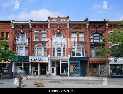 Toronto, Ontario, Canada - le 26 mai 2022 : la rue West Queen à Toronto a bien conservé des édifices de 19th siècles avec des magasins originaux Banque D'Images