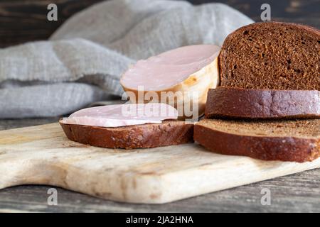 sandwiches de pain de seigle noir et saucisse avec saindoux, saucisses bouillies avec morceaux de saindoux Banque D'Images