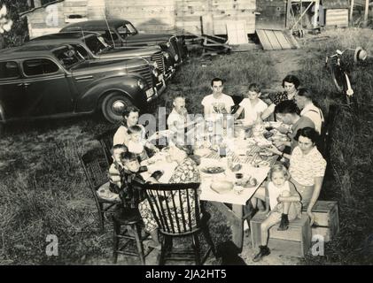 Pique-nique familial, vie familiale rurale, repas familial, vers les années 1940 Banque D'Images