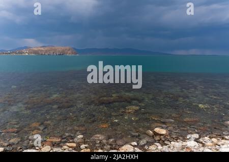 Nuages bleu foncé et mer ou mer de surface avec paysage marin spectaculaire Banque D'Images