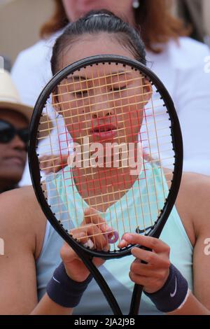 Paris, France. 26th mai 2022. Zheng Qinwen réagit lors du second tour de match féminin entre Zheng Qinwen de Chine et Simona Halep de Roumanie au tournoi de tennis Open de France à Roland Garros à Paris, en France, le 26 mai 2022. Credit: Meng Dingbo/Xinhua/Alay Live News Banque D'Images