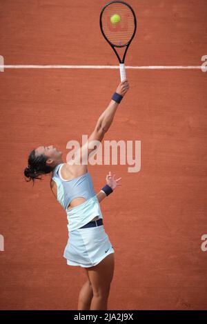 Paris, France. 26th mai 2022. Zheng Qinwen sert pendant le deuxième tour de match féminin entre Zheng Qinwen de Chine et Simona Halep de Roumanie au tournoi de tennis ouvert à Roland Garros à Paris, France, le 26 mai 2022. Credit: Meng Dingbo/Xinhua/Alay Live News Banque D'Images