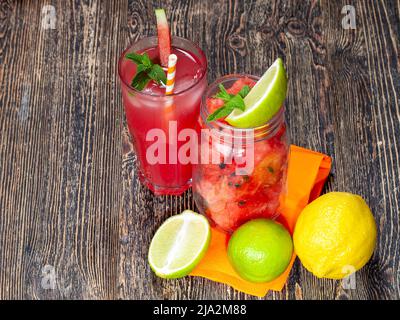 jus de pastèque rouge doux de baies de pastèque mûres, délicieux pastèque mûre pendant les repas Banque D'Images