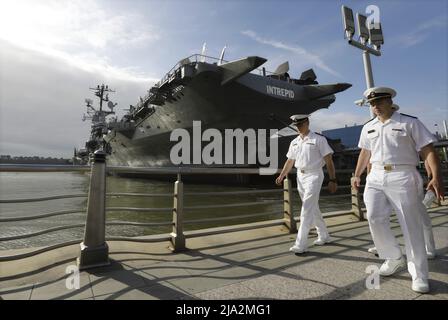 New York, États-Unis. 26th mai 2022. Les officiers DE la marine AMÉRICAINE passent devant le musée Intrepid Sea-Air-Space avant le Gala Salute to Freedom au musée Intrepid Sea-Air-Space à New York le jeudi 26 mai 2022. Photo par Peter Foley/UPI crédit: UPI/Alay Live News Banque D'Images