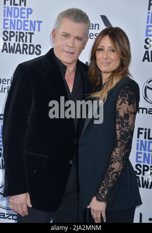 Los Angeles, États-Unis. 08th févr. 2020. Ray Liotta, Jacy Nittolo 158 assiste aux film Independent Spirit Awards 2020 le 08 février 2020 à Santa Monica, Californie Liotta, Jacy Nittolo 158 Ray Liotta, l'acteur le plus connu pour jouer au mobster est mort. Il avait 67 ans. Crédit : Tsuni/USA/Alay Live News Banque D'Images