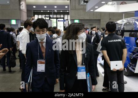 Les visiteurs de l'exposition d'ingénierie automobile 2022 à Pacifico Yokohama traversent les stands des exposants. 25 mai 2022. Credit: Stanislav Kogiku/AFLO/Alay Live News Banque D'Images