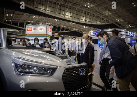 Les visiteurs de l'exposition de génie automobile 2022 à Pacifico Yokohama regardent un moteur et une unité de commande de puissance d'un véhicule Daihatsu. 25 mai 2022. Credit: Stanislav Kogiku/AFLO/Alay Live News Banque D'Images