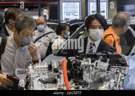 Les visiteurs de l'exposition de génie automobile 2022 à Pacifico Yokohama regardent le moteur E-Power de Nissan en exposition sur le stand de Nissan. 25 mai 2022. Credit: Stanislav Kogiku/AFLO/Alay Live News Banque D'Images