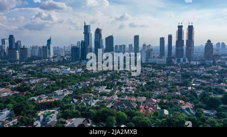 Ciel dramatique au-dessus de Djakarta sur le centre-ville où les gratte-ciel modernes contraste avec le quartier résidentiel pauvres en Indonésie capitale Banque D'Images
