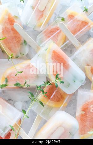 Plusieurs popglaces de thym de pamplemousse s'empilent sur la glace. Banque D'Images