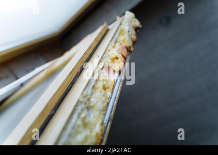 Mousse de montage sur une fenêtre en plastique démontée. Moussage de la fenêtre périphérique pour éliminer la perte de chaleur Banque D'Images