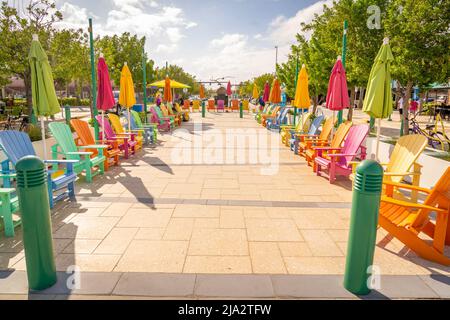 Les célèbres bancs et parasols colorés de Lauderdale au bord de la mer à fort Lauderdale, aux États-Unis Banque D'Images