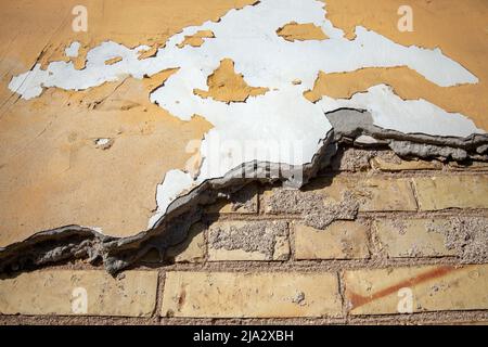 un vieux mur en ruines d'un bâtiment, une partie du mur d'un bâtiment fait de briques qui s'effondre avec le temps par manque de soin approprié Banque D'Images