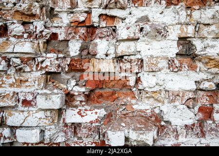 un vieux mur en ruines d'un bâtiment, une partie du mur d'un bâtiment fait de briques qui s'effondre avec le temps par manque de soin approprié Banque D'Images