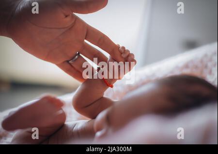 la main de la mère tient la main d'un nouveau-né. petits doigts de bébé. amour, valeurs familiales, médecine familiale, soins de santé, maternité hôpital Banque D'Images