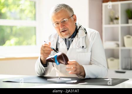 Portrait de Happy mature Doctor in Clinic Banque D'Images