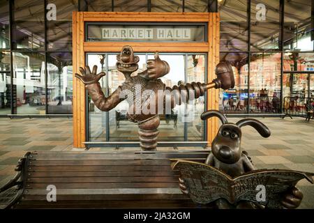 Preston in Lancashire, Market Hall et Wallace and Gromit Bronze Statue 'Cheese!' En l'honneur de Prestonian Nick Park Banque D'Images