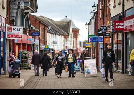 Newcastle-Under-Lyme dans le Staffordshire, les acheteurs dans la rue haute Banque D'Images