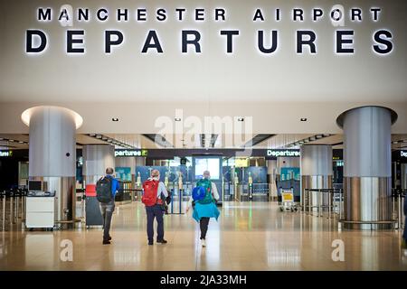 Zone des départs du nouveau terminal 2 de l'aéroport de Manchester Banque D'Images