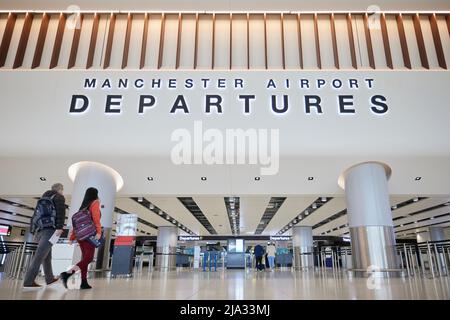 Zone des départs du nouveau terminal 2 de l'aéroport de Manchester Banque D'Images