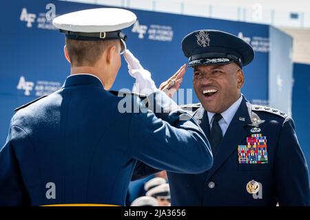 Colorado Springs, Colorado, États-Unis. 25th mai 2022. Le lieutenant-général Richard M. Clark, surintendant, United States Air Force Academy, salue un membre de la classe de 2022 lors de la cérémonie de remise des diplômes à l'Air Force Academy de Colorado Springs, au Colorado, le 25 mai 2022. Neuf cent soixante-dix cadets ont franchi la scène pour devenir la plus récente deuxième lieutenants de la Force aérienne/Force spatiale Credit: US Air Force/ZUMA Press Wire Service/ZUMAPRESS.com/Alamy Live News Banque D'Images