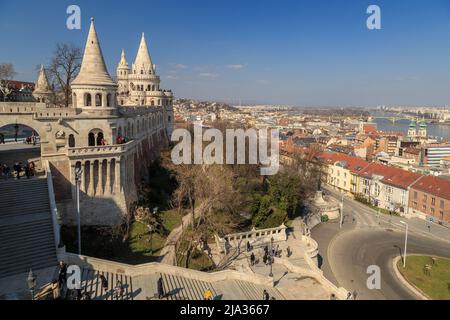 Vue de la ville de Budapest au lever du soleil au Bastion des pêcheurs, Budapest, Hongrie. Banque D'Images