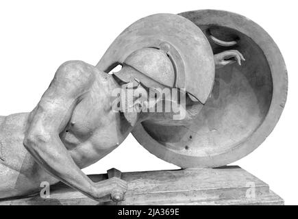 Statue de guerrier en casque isolée sur fond blanc. Banque D'Images
