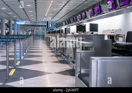 Munich, Allemagne - 10 mars 2016 : portes du terminal de l'aéroport international de Munich. L'aéroport 15th le plus achalandé du monde. L'aéroport de Munich est un hu Banque D'Images