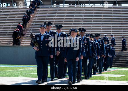 Colorado Springs, Colorado, États-Unis. 25th mai 2022. Le Brigadier général Linell A. Letendre, doyen de la Faculté, dirige son personnel dans le stade Falcon pour la cérémonie de remise des diplômes de classe 2022 à l'Académie de l'Armée de l'Air à Colorado Springs, au Colorado, le 25 mai 2022. Neuf cent soixante-dix cadets ont franchi la scène pour devenir les plus récents lieutenants de la Force aérienne et de la Force spatiale. Credit: US Air Force/ZUMA Press Wire Service/ZUMAPRESS.com/Alamy Live News Banque D'Images