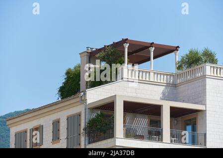 Terrasse sur le toit dans une maison moderne au ciel bleu Banque D'Images