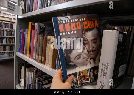 Moscou, Russie. 2nd avril 2022. Le livre 'Encyclopédie du cinéma USA. Des films avec des portraits des personnages principaux du film américain « Gone with the Wind » sont présentés sur une étagère d'une bibliothèque dans une salle de lecture de la bibliothèque d'État russe de littérature étrangère, nommée d'après M. I. Rudomino sur la rue Nikoloïamskaya à Moscou, en Russie Banque D'Images