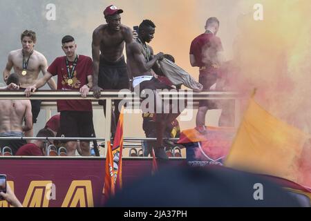 Tammy Abraham de A.S. Roma , célébrant avec leurs fans la victoire de la Conférence League, 26 mai, Rome, Italie. Banque D'Images