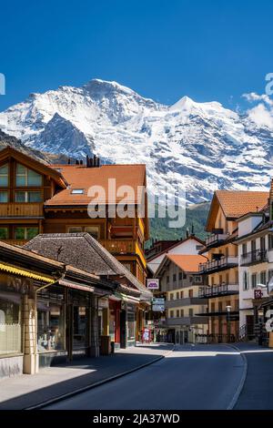 Rue principale avec Jungfrau en premier plan, Wengen, canton de Berne, Suisse Banque D'Images