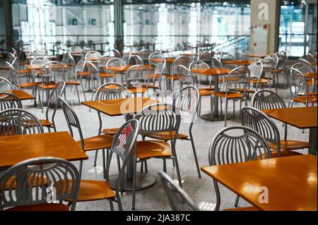 Tables et chaises en bois sur la grande aire de restauration vide du centre commercial Banque D'Images