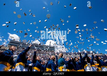 Colorado Springs, Colorado, États-Unis. 25th mai 2022. Les diplômés de la US Air Force Academy Class de 2022 lancent leurs chapeaux en plein air comme le roar de l'US Air Force Thunderbirds au cours de la cérémonie de remise des diplômes à Colorado Springs, Colorado, le 25 mai 2022. Neuf cent soixante-dix cadets ont franchi la scène pour devenir les plus récents lieutenants de la Force aérienne et des Forces spatiales. Credit: US Air Force/ZUMA Press Wire Service/ZUMAPRESS.com/Alamy Live News Banque D'Images