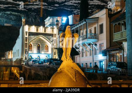 Tbilissi, Géorgie - 23 mars 2022 : statue du faucon dans l'ancien district d'Abanotubani de Tbilissi, également connu sous le nom de bains sulfuriques ou district de Bath. Nuit Banque D'Images