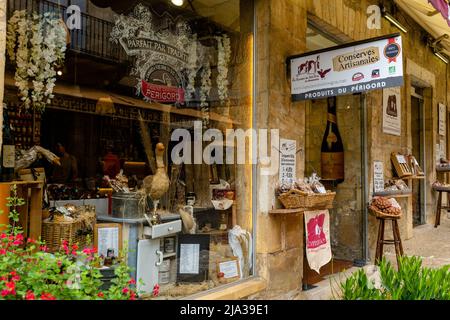 Domme, France - 12 mai 2022 : vitrine d'un magasin de foie gras dans la vallée française de la Dordogne Banque D'Images