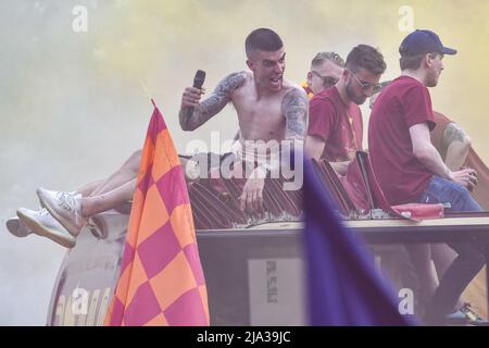 Lorenzo Pellegrini de A.S. Roma , célébrant avec leurs fans la victoire de la Conférence League, 26 mai, Rome, Italie. Banque D'Images