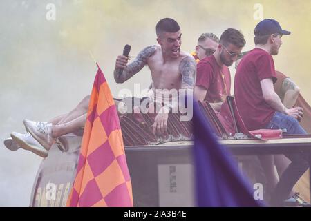 Rome, Italie. 26 mai, Lorenzo Pellegrini de A.S. Roma, célébrant avec leurs fans la victoire de la Conférence League, 26 mai, Rome, Italie. Banque D'Images