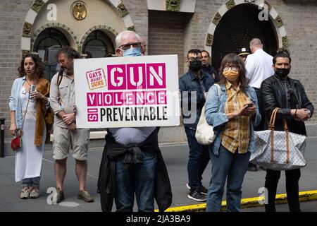 New York, États-Unis. 26th mai 2022. Honorant les victimes de la fusillade de masse d'Uvalde, les gays contre les armes à feu et les alliés défilent sur Times Square à New York, New York, le 26 mai 2022. (Photo de Gabriele Holtermann/Sipa USA) crédit: SIPA USA/Alay Live News Banque D'Images