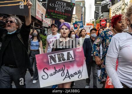 New York, États-Unis. 26th mai 2022. Honorant les victimes de la fusillade de masse d'Uvalde, les gays contre les armes à feu et les alliés défilent sur Times Square à New York, New York, le 26 mai 2022. (Photo de Gabriele Holtermann/Sipa USA) crédit: SIPA USA/Alay Live News Banque D'Images