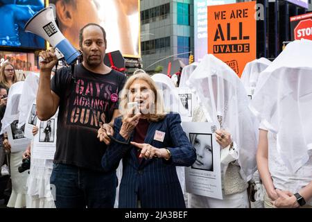 New York, États-Unis. 26th mai 2022. Carolyn Maloney, membre du Congrès, prend la parole lors d'un rassemblement en réponse à la fusillade de masse d'Uvalde à Times Square à New York, NY, le 26 mai 2022. (Photo de Gabriele Holtermann/Sipa USA) crédit: SIPA USA/Alay Live News Banque D'Images