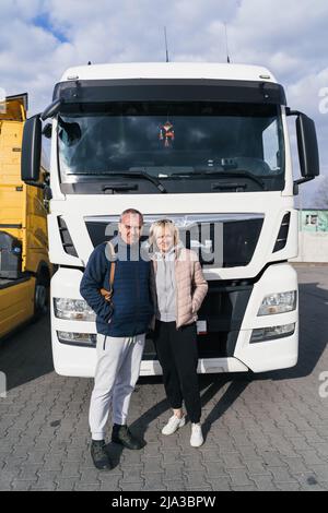 Femme et homme matures comme couple partiers chauffeurs de camion. Travailleurs du transport en Europe Banque D'Images