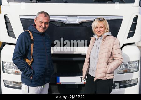 Femme et homme matures comme couple partiers chauffeurs de camion. Travailleurs du transport en Europe Banque D'Images