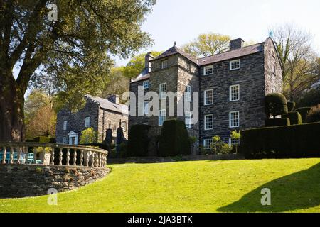 La maison de Clough Williams Ellis à Plas Brondanw dans le nord du pays de Galles depuis les jardins Banque D'Images