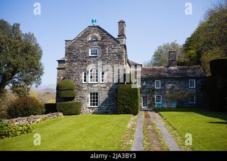 La maison de Clough Williams Ellis à Plas Brondanw dans le nord du pays de Galles depuis les jardins Banque D'Images