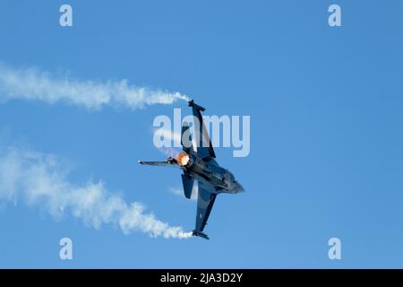 Bakou - Azerbaïdjan : 26 mai 2022. Turc F-16 Falcon - équipe d'affichage de Soloturk pendant le salon de l'air. Faucons turcs au Teknofest Banque D'Images