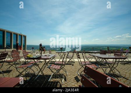 Königswinter, Allemagne- 18 mai 2022 : touristes profitant d'une belle journée et d'une vue imprenable depuis la terrasse des restaurants à Drachenfels Banque D'Images